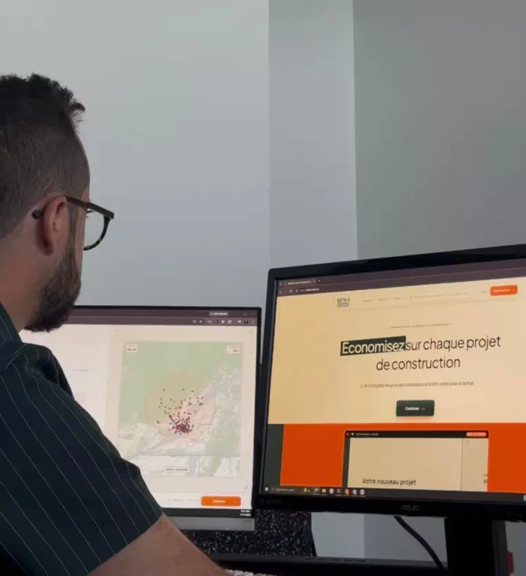 Simon Lafortune devant deux écrans, l’application Bâtir à Rabais ouverte à côté d’une carte des détaillants du Québec
