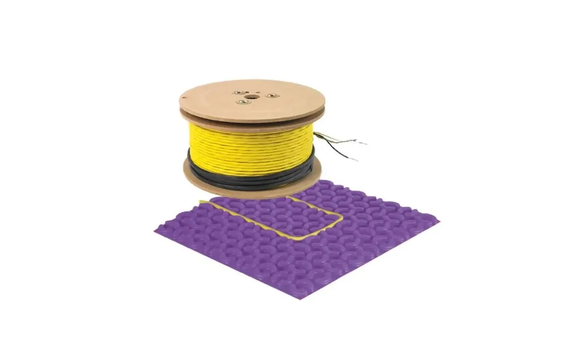 Rouleau de câble chauffant posé sur une membrane de plancher chauffant